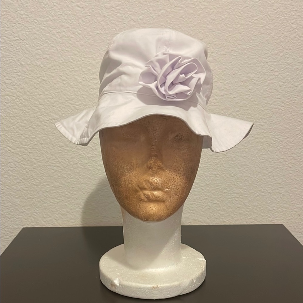 Sale! ☄️White Bucket Hat with white Flower 🌺 Accent